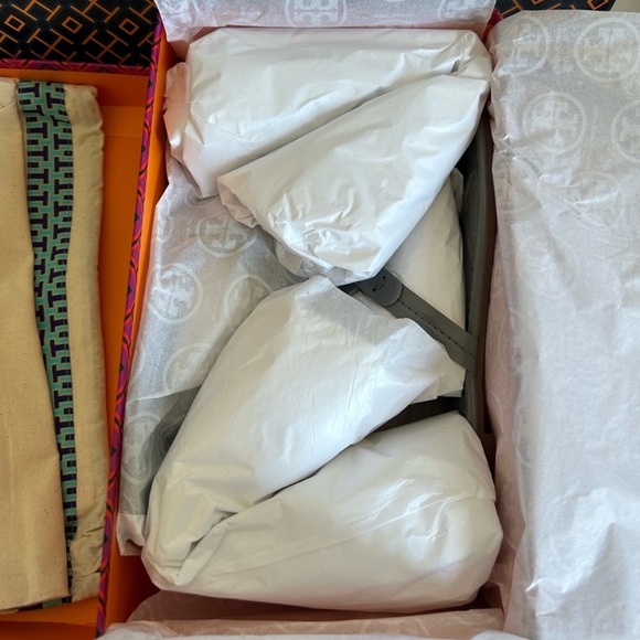 Tory Burch Miller Patent Leather Sandal Size 7 Malta Gray - Picture 2 of 12